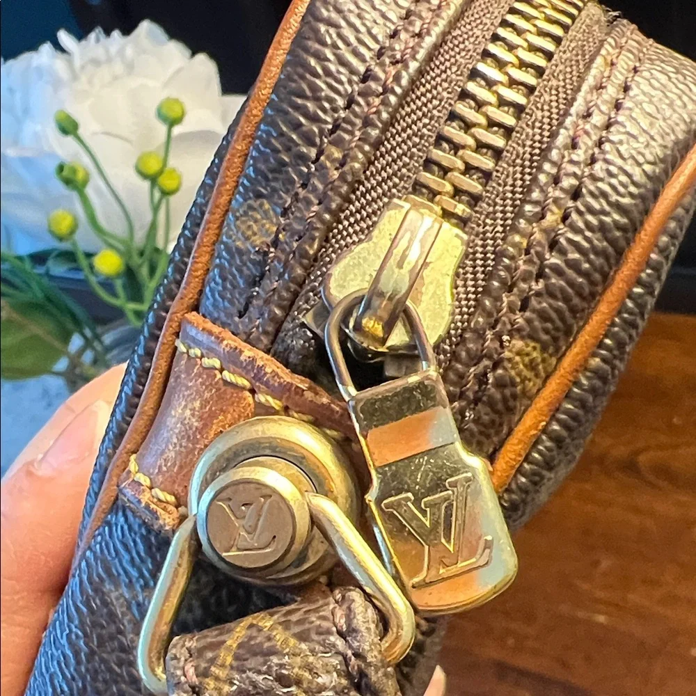 SOLD!!! Authentic Vintage Louis Vuitton Brown and Tan Monogram Clutch/Bag - Picture 17 of 17